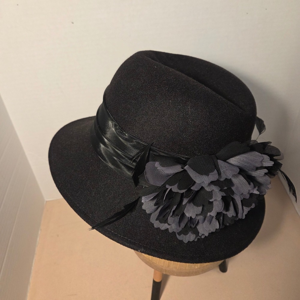 Tuscany Fine Millinery August Hat Black Felt Cloche Hat Flower Feather NWT